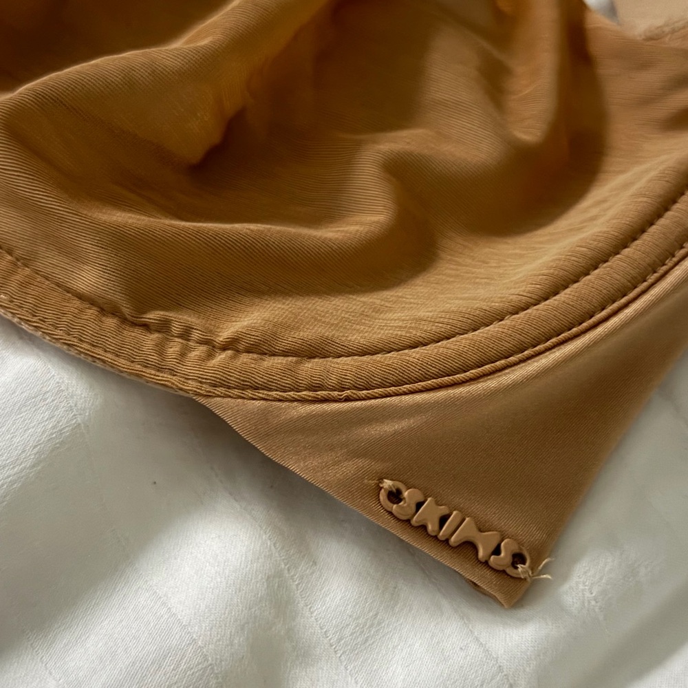 SKIMS Tan Underwire Bra - Picture 3 of 4